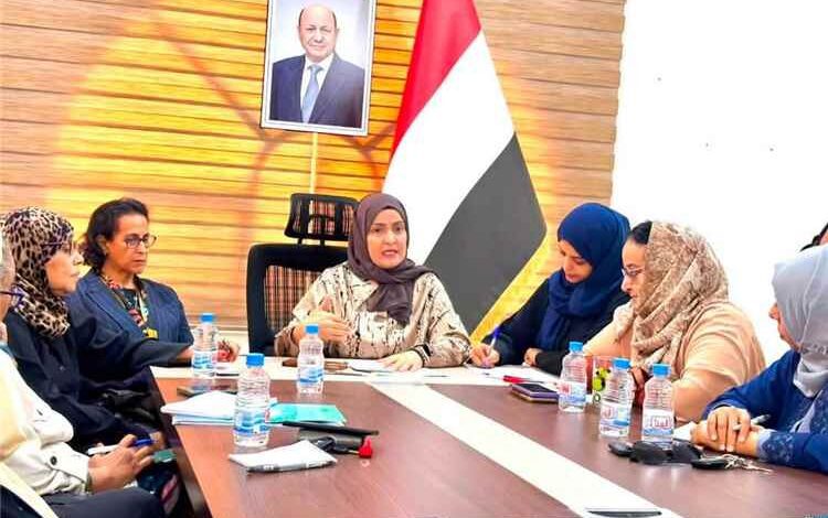 وزيرة الشؤون القانونية تبحث مع لجنة تنسيق القمة النسوية أولويات الإصلاح التشريعي وتعزيز مشاركة المرأة