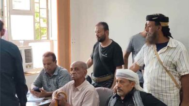 وفد من أبناء مدينة الشعب يلتقي مدير عام البريقة لبحث أزمة طفح مياه الصرف الصحي