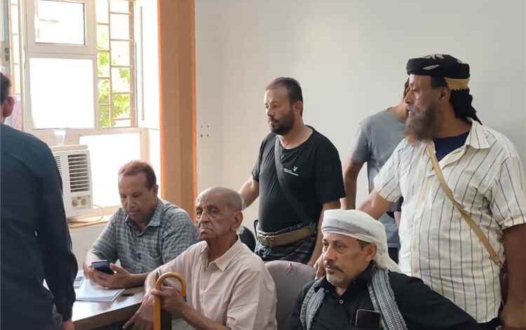 وفد من أبناء مدينة الشعب يلتقي مدير عام البريقة لبحث أزمة طفح مياه الصرف الصحي