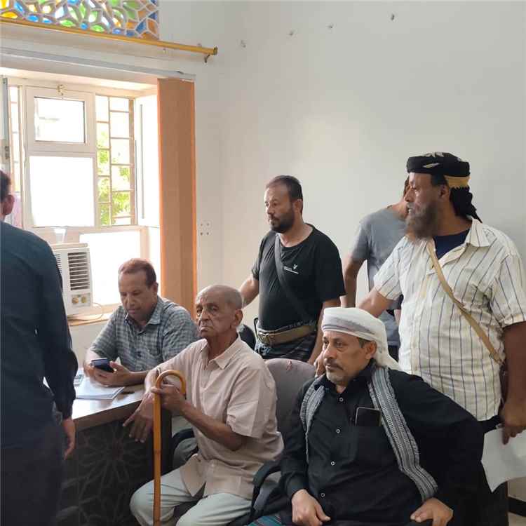 وفد من أبناء مدينة الشعب يلتقي مدير عام البريقة لبحث أزمة طفح مياه الصرف الصحي