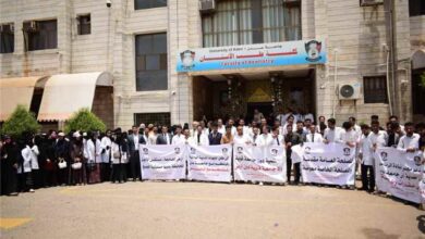 وقفة احتجاجية بكلية طب الأسنان بجامعة عدن تنديداً بالاعتداءات على الحرم الجامعي