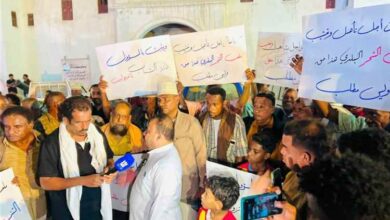 وقفة احتجاجية في الشحر للمطالبة بسرعة تأهيل وتعشيب ملعب الشاحت