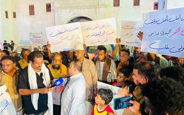 وقفة احتجاجية في الشحر للمطالبة بسرعة تأهيل وتعشيب ملعب الشاحت
