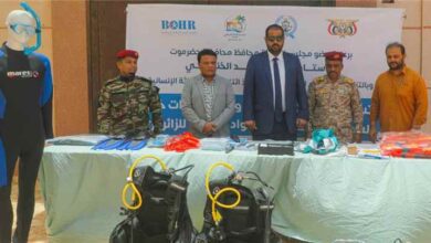 وكيل حضرموت "الجهوري" يدشن تسليم أدوات سلامة ومعدات غوص لقوات خفر السواحل مقدمة من ائتلاف الخير للإغاثة الإنسانية