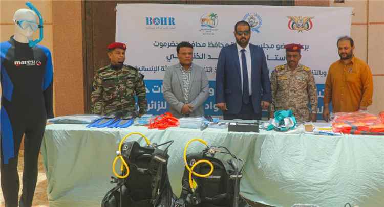وكيل حضرموت "الجهوري" يدشن تسليم أدوات سلامة ومعدات غوص لقوات خفر السواحل مقدمة من ائتلاف الخير للإغاثة الإنسانية