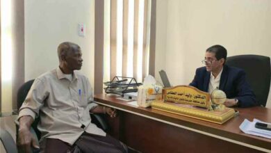 وكيل حضرموت العطاس يطلع على الإيرادات العامة للمحافظة ويؤكد أهمية تطوير الأداء