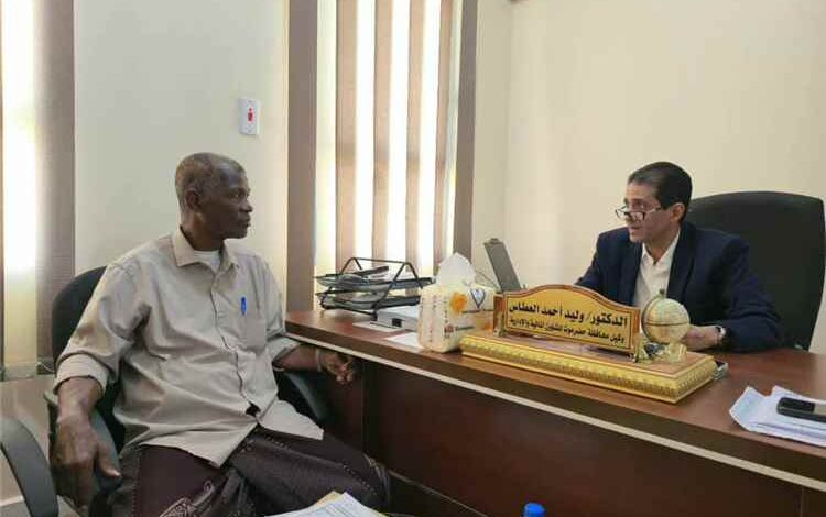 وكيل حضرموت العطاس يطلع على الإيرادات العامة للمحافظة ويؤكد أهمية تطوير الأداء