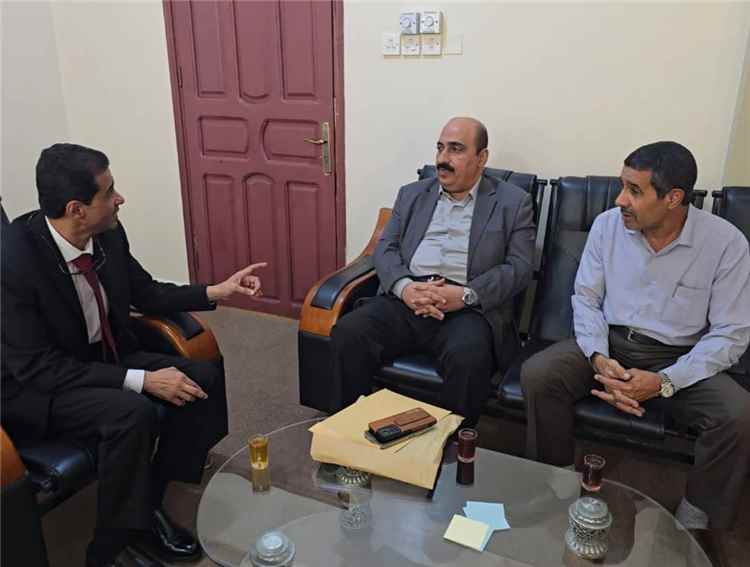 وكيل حضرموت للشؤون المالية والإدارية يطلع على سير العمل بمكتب وزارة التربية والتعليم بساحل حضرموت