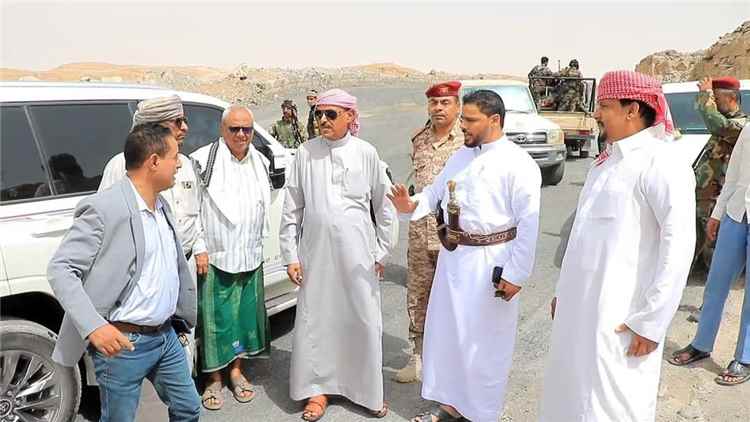 وكيل حضرموت يتفقد مشروع المسار الجديد لعقبة عشعش وصيانة الطريق الدولي