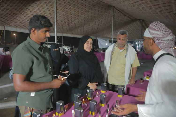 وكيل محافظة حضرموت لقطاع المرأة تتفقد بازار الأسر المنتجة بالمكلا
