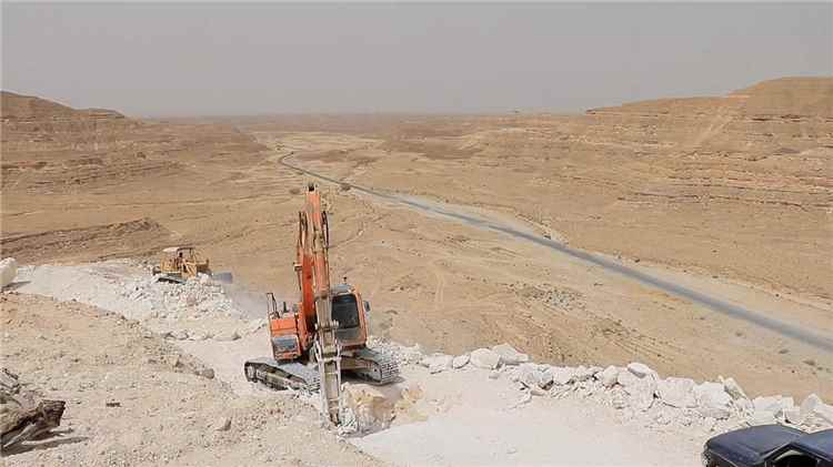 وكيل وادي حضرموت يطلع على سير العمل في مشروع عقبة عشعش ويتفقد أعمال صيانة الطريق الدولي