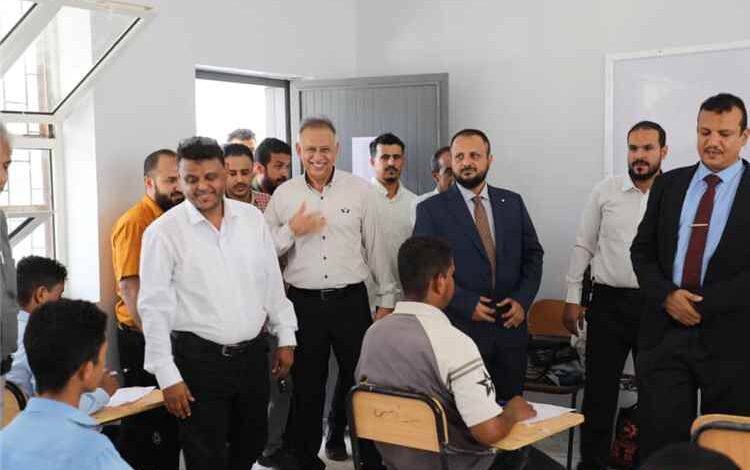 وكيل وزارة التعليم الفني يدشن الاختبارات النهائية لطلاب المعاهد المهنية بعدن