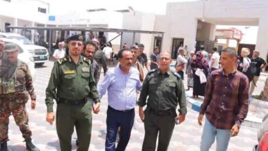 وكيل وزارة الداخلية ومدير عام خور مكسر يطلعان على سير العمل بمركز الأحوال المدنية والسجل المدني