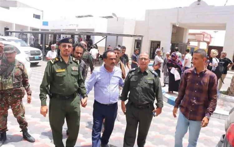 وكيل وزارة الداخلية ومدير عام خور مكسر يطلعان على سير العمل بمركز الأحوال المدنية والسجل المدني