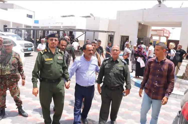 وكيل وزارة الداخلية ومدير عام خور مكسر يطلعان على سير العمل بمركز الأحوال المدنية والسجل المدني
