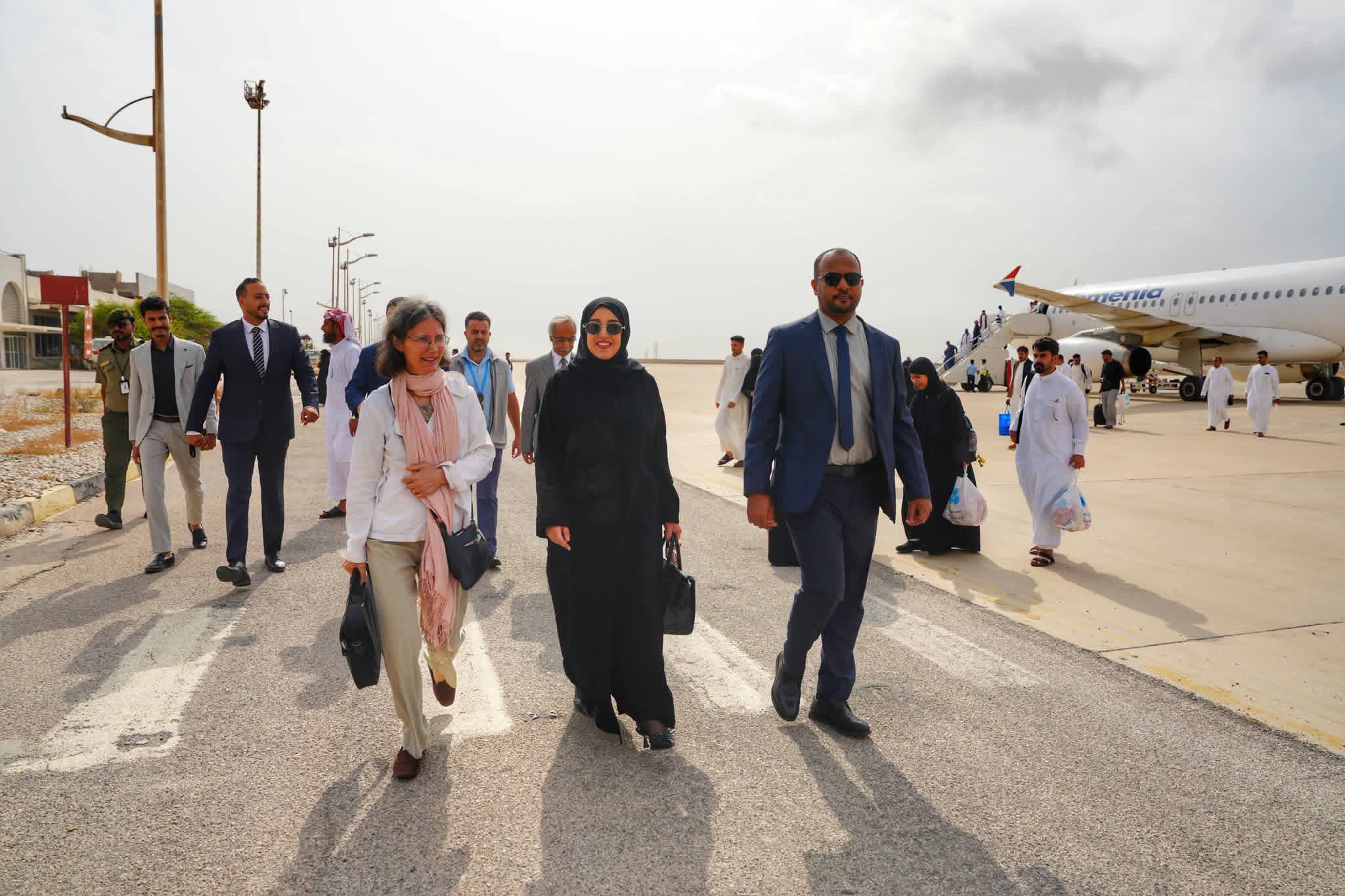 وكيلا حضرموت الحضرمي وباعلوي يستقبلان السفيرة الفرنسية لدى اليمن في مطار الريان الدولي..