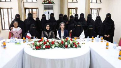 وكيلة حضرموت لشؤون المرأة والسفيرة الفرنسية تلتقيان القيادات النسوية بالمكلا لبحث تعزيز دور المرأة
