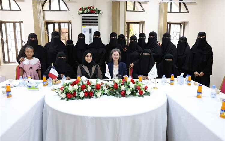 وكيلة حضرموت لشؤون المرأة والسفيرة الفرنسية تلتقيان القيادات النسوية بالمكلا لبحث تعزيز دور المرأة