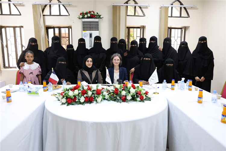 وكيلة حضرموت لشؤون المرأة والسفيرة الفرنسية تلتقيان القيادات النسوية بالمكلا لبحث تعزيز دور المرأة