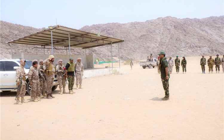 القائد العام لقوات دفاع شبوة يتفقد جبهة مرخة العليا ويؤكد رفع الجاهزية القتالية، ويزور مقر قيادة اللواءين الثاني والخامس دفاع شبوة