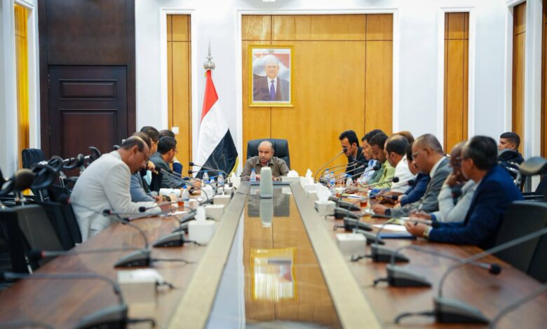 عضو مجلس القيادة الرئاسي محافظ حضرموت يترأس اجتماعاً موسعاً لرفع الجاهزية وتعزيز الاستعدادات لمواجهة الحالات الطارئة.