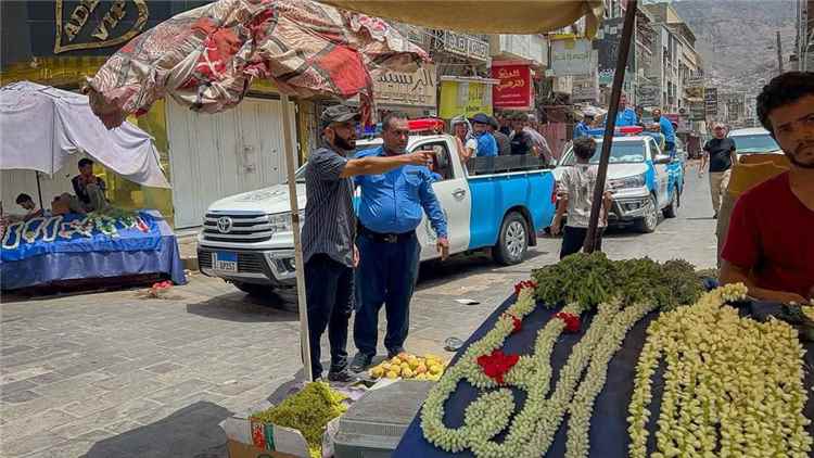 مدير صيرة ونائب شرطة السير بعدن يطلعان على أعمال رفع المعوقات في شوارع المديرية