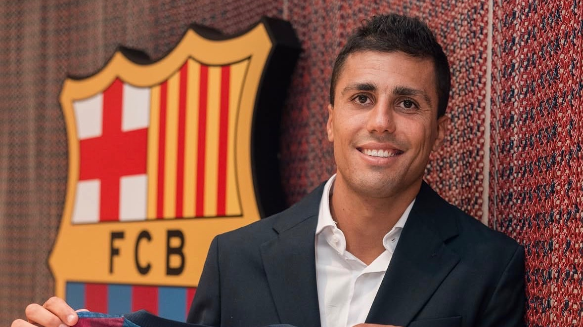 لقاء سري وحفل زفاف.. كيف تفوق برشلونة على ريال مدريد في صفقة رودري؟
