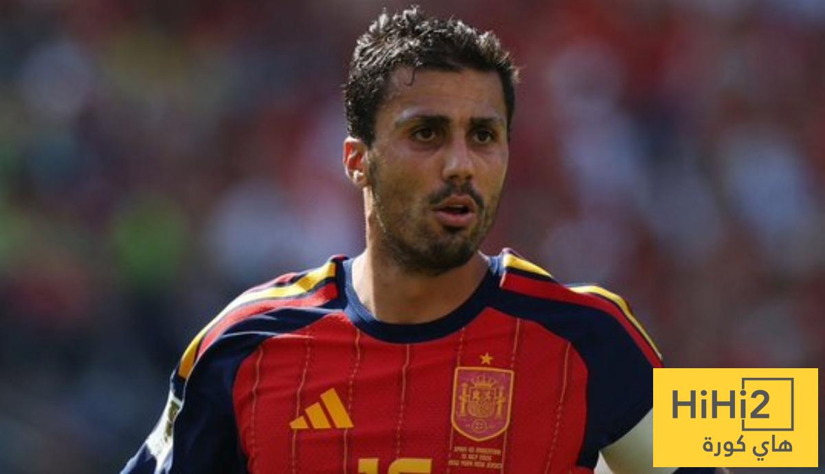 لاعب ريال مدريد السابق يتعجب من سماح بيريز لضياع صفقة رودري
