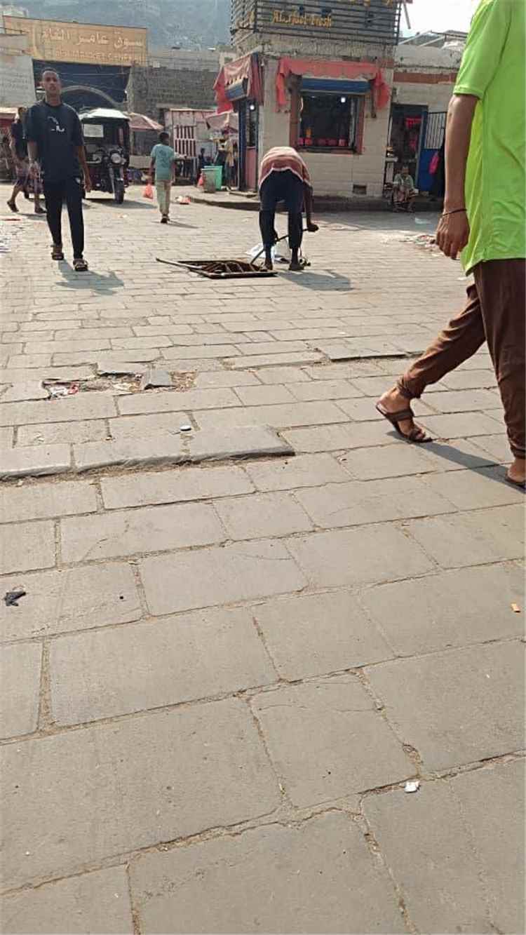 "بتوجيهات مدير عام التواهي.. استمرار أعمال تنظيف مناهل وخطوط الصرف الصحي بالشوارع الداخلية للمديرية"