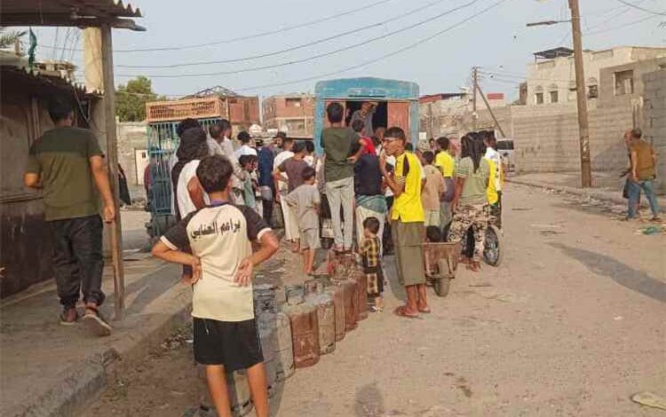 "صناعة خورمكسر" يشرف على توزيع 200 أسطوانة غاز يداً بيد في حيي السعادة والحمدي ويستعد لضخ دفعة قادمة