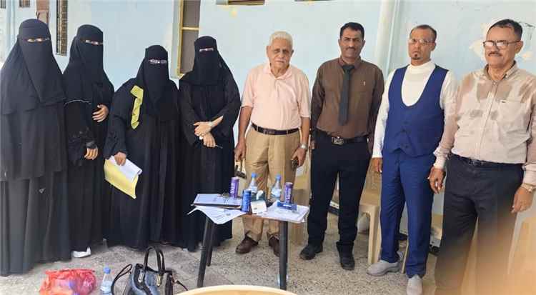 آداب عدن تناقش مشاريع تخرج طلاب التاريخ