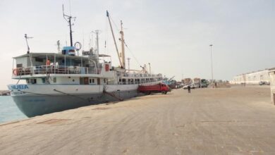 أضرار بالمخا.. عقب قصف حوثي جديد بالصواريخ والمسيّرات