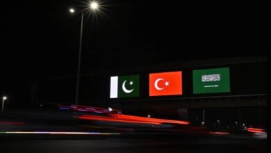 أعلام السعودية وتركيا وباكستان تزيّن معالم المملكة احتفاءً باتفاقية مكة للدفاع المشترك