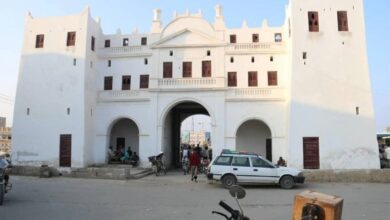 أمن الشحر يطيح بمتهم قتل أبنة عمه خلال ساعات من أرتكاب الجريمة في عملية أمنية خاطفة.