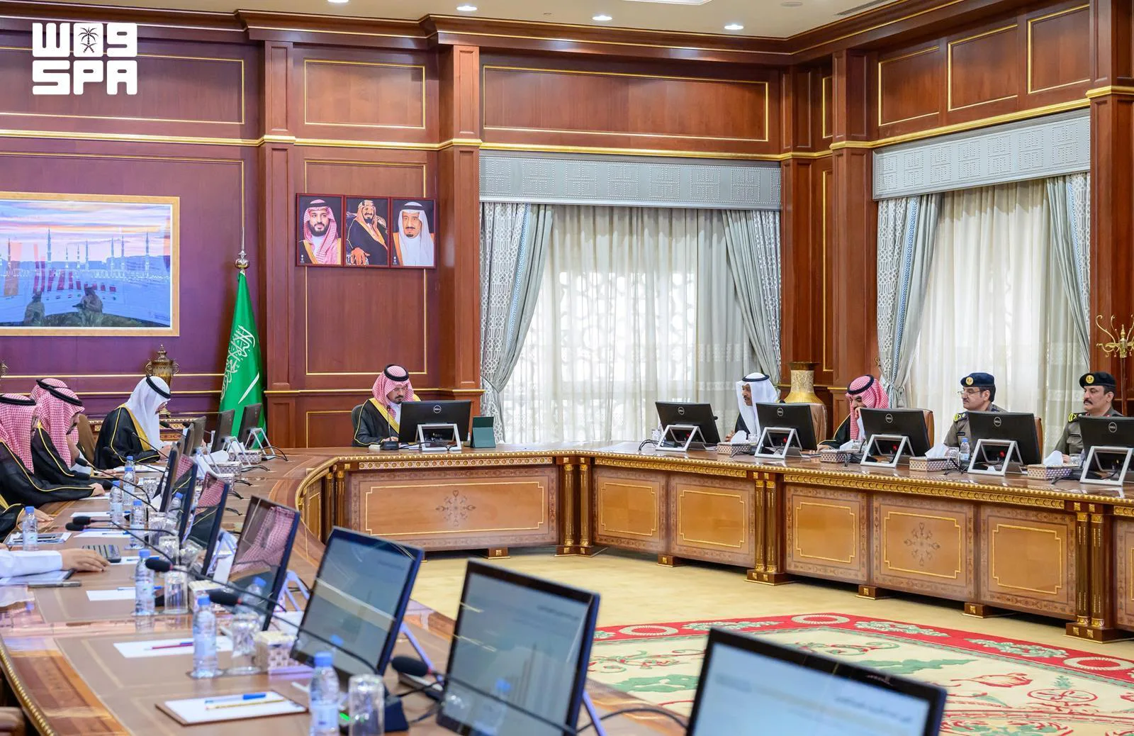 أمير المدينة يرأس اجتماع لجنة الحج والعمرة استعداداً لموسم 1448هـ