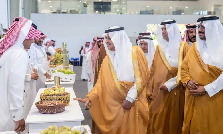 أمير تبوك يدشّن مهرجان المنتجات الزراعية 2026 بمشاركة واسعة من المزارعين