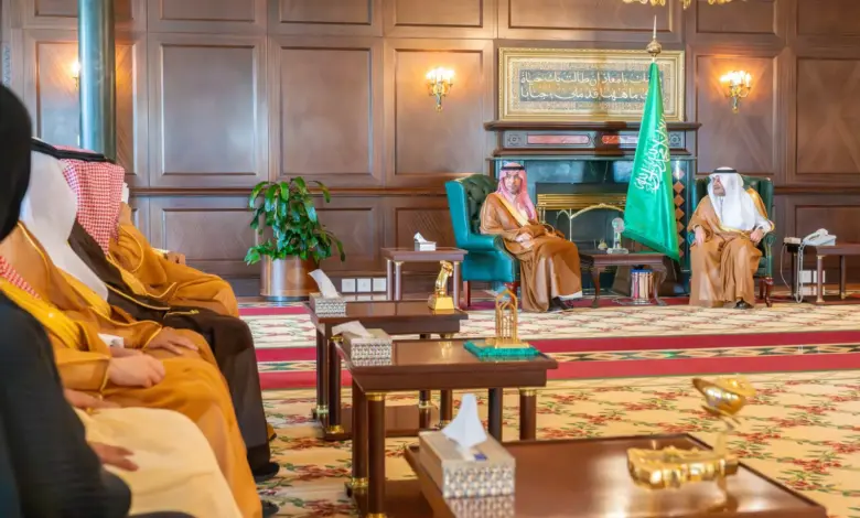 أمير تبوك يستقبل وزير البلديات ويستعرضان مشاريع المنطقة التنموية والسكنية