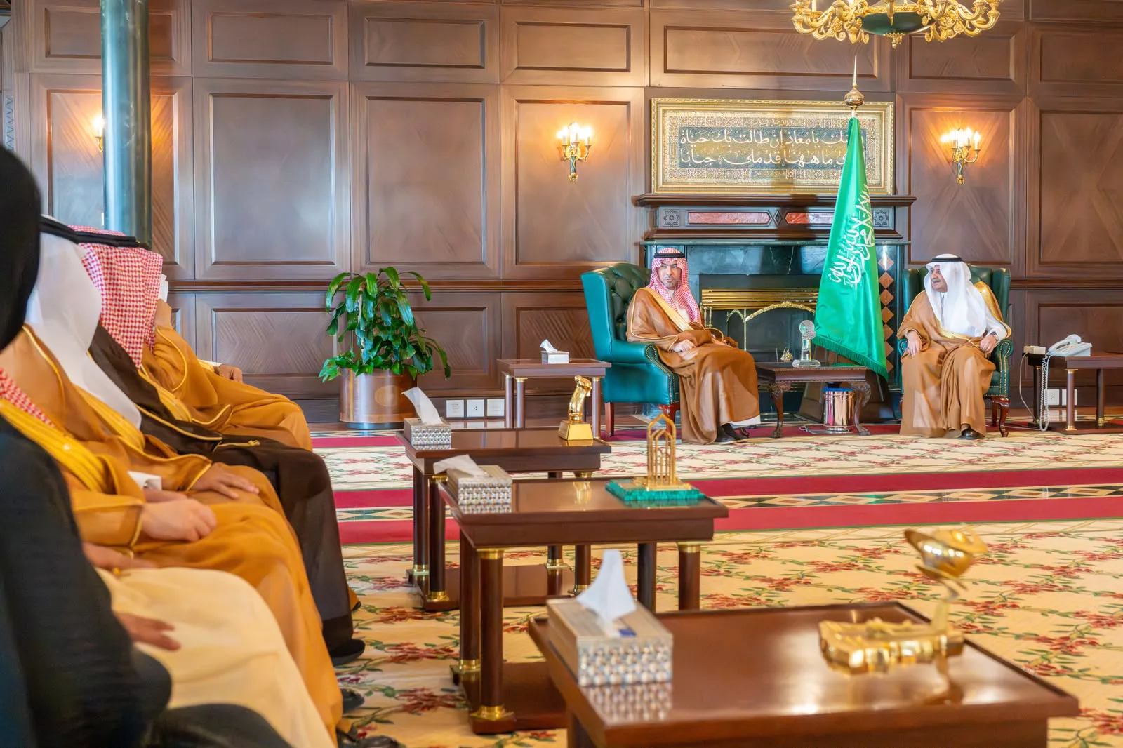 أمير تبوك يستقبل وزير البلديات ويستعرضان مشاريع المنطقة التنموية والسكنية