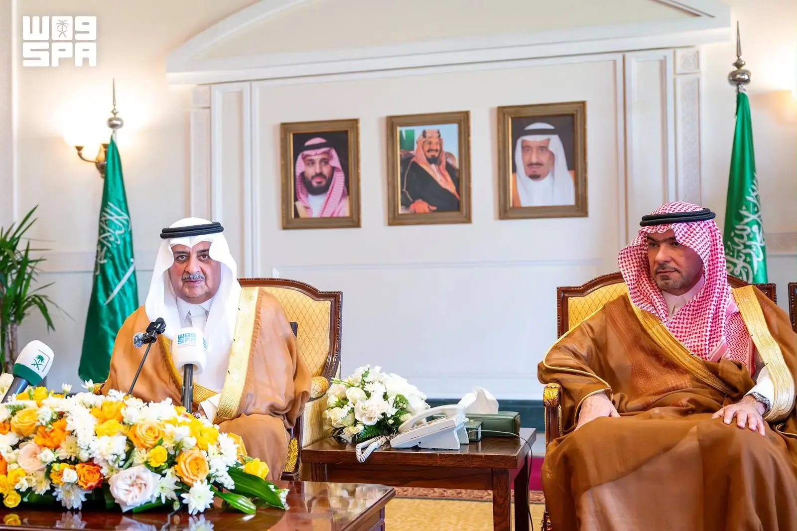 أمير تبوك يسلّم وحدات سكنية للأسر المستحقة ويكرّم كبار المانحين في حملة «جودكم وصل»