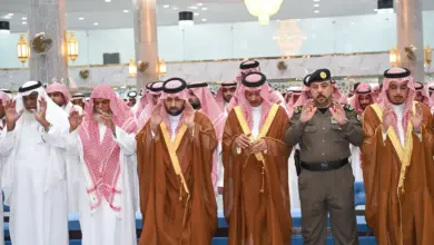 أمير جازان يؤدي صلاة الميت على أم وأطفالها من أسرة محنشي بصامطة
