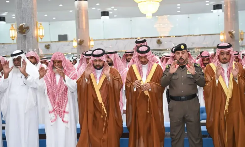 أمير جازان يؤدي صلاة الميت على أم وأطفالها من أسرة محنشي بصامطة