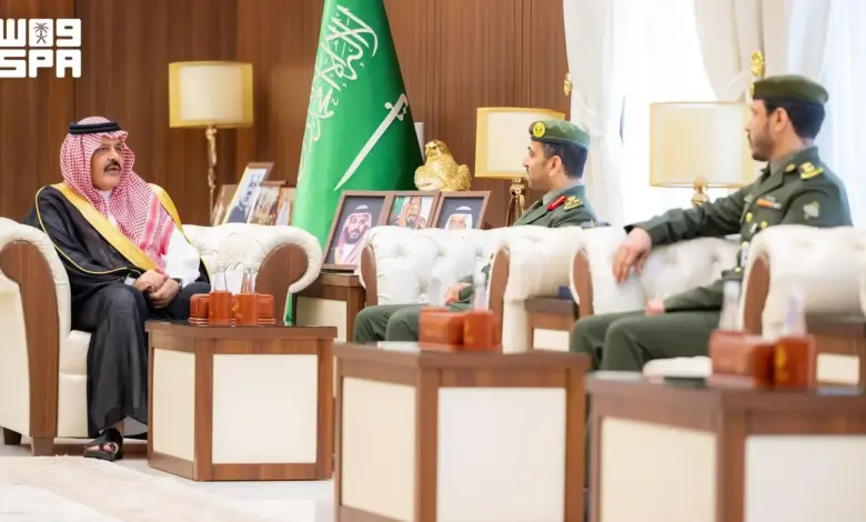 أمير حائل يقلّد مدير الجوازات المكلّف رتبة عميد