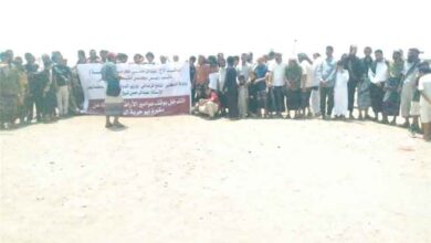 أهالي الحسوة وإنماء وأبو حربة والطيارين والشعب ينظمون وقفة احتجاجية رفضًا للاعتداء على مقبرة أبو حربة بالبريقة