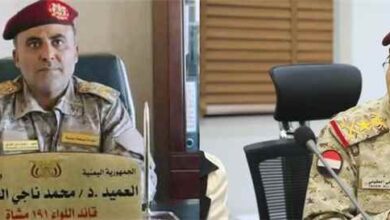 المشهد اليمني - أول قائد عسكري يتمرد على توجيهات وزير الدفاع ويسحب مرتبات الجنود من شركة صرافة