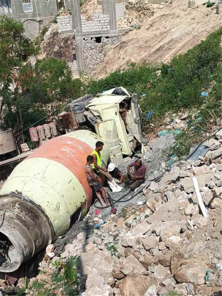 المشهد اليمني - إصابة عدد من الأشخاص إثر سقوط خلاطة خرسانية على منزل بتعز