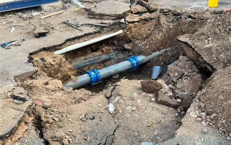 إصلاح خط مياه رئيسي بمديرية صيرة في العاصمة عدن