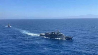 المشهد اليمني - إنقاذ طاقم سفينة بعد غرقها إثر هجوم قبالة سواحل الحديدة