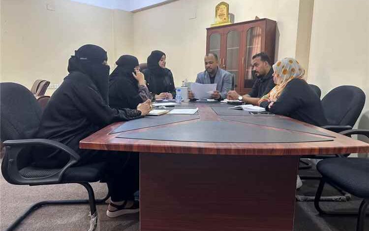 اجتماع بالمكلا يناقش التحضيرات للاحتفاء باليوم العالمي للشباب وبرامج دعم وتمكين الشباب بحضرموت