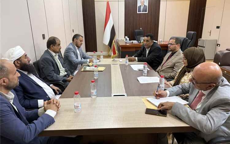 اجتماع بعدن يناقش تطوير الأطر القانونية لحماية أموال وأراضي الوقف