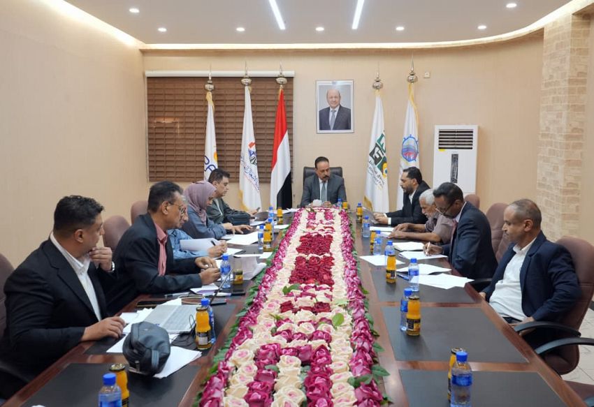 اجتماع في عدن يناقش سير العمل والمشاريع التي تنفذها المؤسسة العامة للطرق والجسور